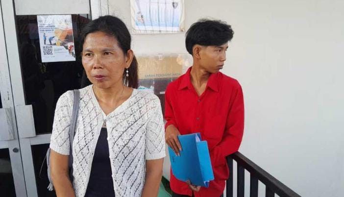 Tristya Handayani didampingi anaknya melapor tertipu beli mobil bekas. Foto: Sumselheadline/Ela.