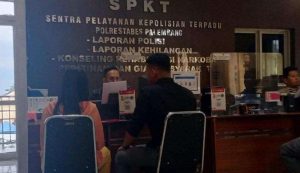 Dewi Supriyanti (42) melapor ke polisi karena video mesranya diposting di FB, Sabtu (5/10/2024). Foto: Sumselheadline/Ela.