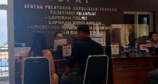 Dewi Supriyanti (42) melapor ke polisi karena video mesranya diposting di FB, Sabtu (5/10/2024). Foto: Sumselheadline/Ela.