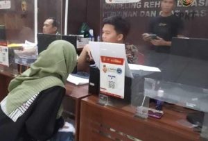 Pitri melapor ke Polrestabebs Palembang karena ditipu pembeli akun game online, Senin (14/10/2024). Foto: Sumselheadline/Ela.