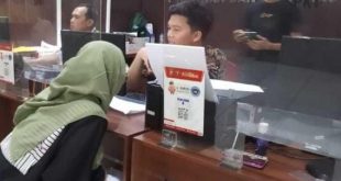 Pitri melapor ke Polrestabebs Palembang karena ditipu pembeli akun game online, Senin (14/10/2024). Foto: Sumselheadline/Ela.