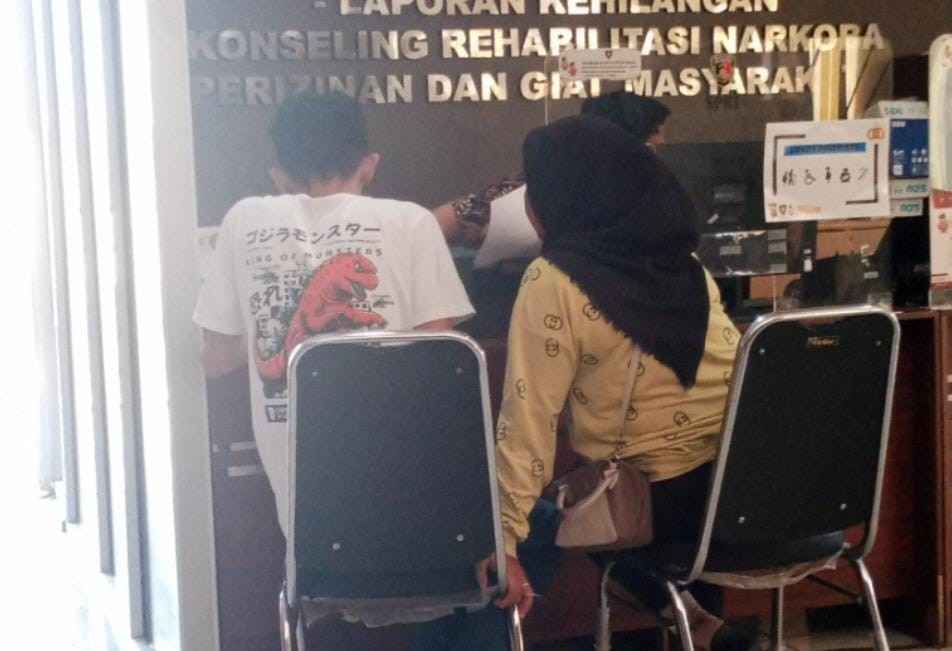 Frans melaporkan peristiwa penipuan ini ke SPKT Polrestabes Palembang, Kamis (17/10/2024). Foto: Sumselheadline/Ela.