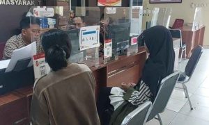 Seornag siswi dan ibunya melaporkan pacarnya ke polisi, Senin (21/10/2024). Foto: Sumselheadline/Ela.