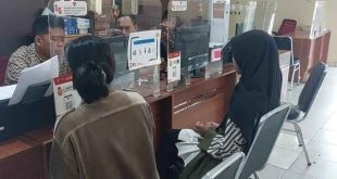 Seornag siswi dan ibunya melaporkan pacarnya ke polisi, Senin (21/10/2024). Foto: Sumselheadline/Ela.