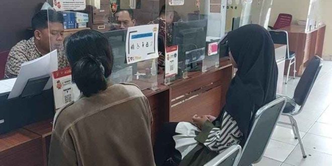 Seornag siswi dan ibunya melaporkan pacarnya ke polisi, Senin (21/10/2024). Foto: Sumselheadline/Ela.
