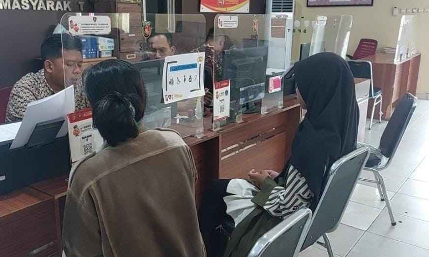 Seornag siswi dan ibunya melaporkan pacarnya ke polisi, Senin (21/10/2024). Foto: Sumselheadline/Ela.