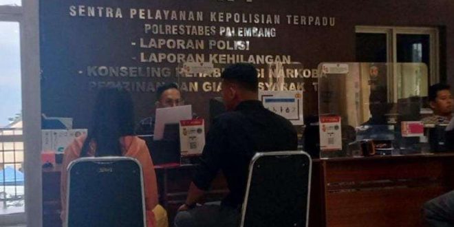 Dewi Supriyanti (42) melapor ke polisi karena video mesranya diposting di FB, Sabtu (5/10/2024). Foto: Sumselheadline/Ela.