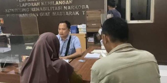 Rahma Farahaji (21) melaporkan kasus hilang motor ke Polrestabes Palembang, Minggu (27/10/2024). Foto: Sumselheadline/Ela.