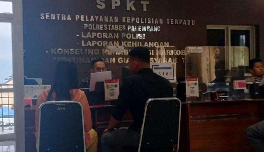 Dewi Supriyanti (42) melapor ke polisi karena video mesranya diposting di FB, Sabtu (5/10/2024). Foto: Sumselheadline/Ela.