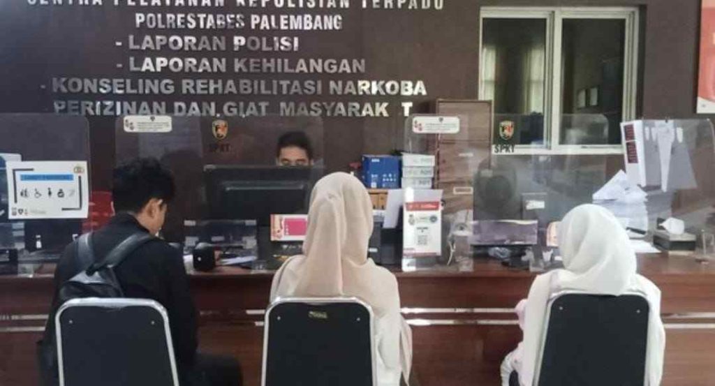 SI bersama temannya sessama mahasiswi, melapor telah dijambret saat berada di atas flyover Jakabaring Palembang, Sabtu (26/0/2024). Foto: Sumselheadline/Ela.