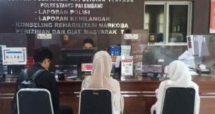 SI bersama temannya sessama mahasiswi, melapor telah dijambret saat berada di atas flyover Jakabaring Palembang, Sabtu (26/0/2024). Foto: Sumselheadline/Ela.