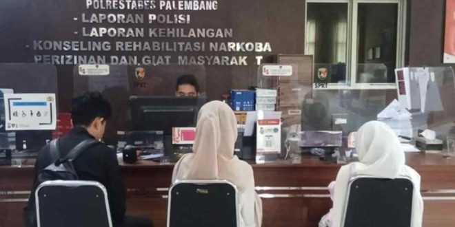 SI bersama temannya sessama mahasiswi, melapor telah dijambret saat berada di atas flyover Jakabaring Palembang, Sabtu (26/0/2024). Foto: Sumselheadline/Ela.