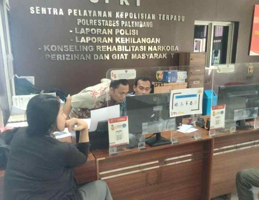 wanita cantik bernama Tazia Savira (24) ini malah menjadi korban penipuan, dengan modus dapat hadiah. Foto: Sumselheadline/Ela.