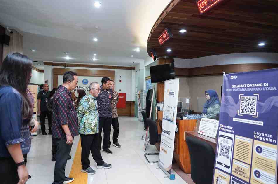 Sekda Muba, Apriyadi bersama tim saat berkunjung ke mal pelayanan publik, Badung, Bali, Selasa (8/10/2024). Foto: Kominfo Muba.