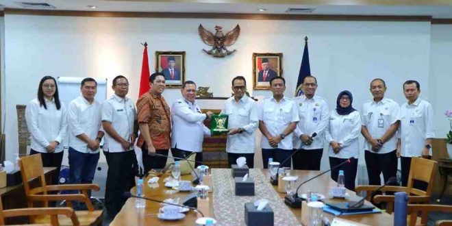 Pj Walikota Palembang, A Damenta di sela rapat bersama Menhub Budi Karya, Jumat (4/10/2024). Foto: Kominfo Palembang.