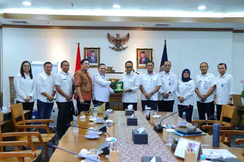 Pj Walikota Palembang, A Damenta di sela rapat bersama Menhub Budi Karya, Jumat (4/10/2024). Foto: Kominfo Palembang.