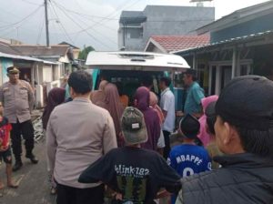 jasad JM, seorang pria muda, dievakuasi dari RS setelah meninggal dunia diduga bunuh diri, Rabu (23/10/2024). Foto: Sumselheadline/Ela.