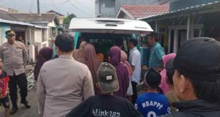jasad JM, seorang pria muda, dievakuasi dari RS setelah meninggal dunia diduga bunuh diri, Rabu (23/10/2024). Foto: Sumselheadline/Ela.