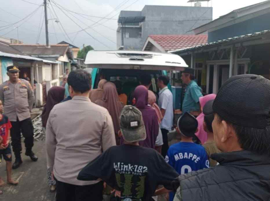 jasad JM, seorang pria muda, dievakuasi dari RS setelah meninggal dunia diduga bunuh diri, Rabu (23/10/2024). Foto: Sumselheadline/Ela.