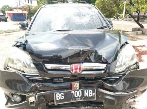 Mobil milik Zombie yang ringsek, setelah dia dikeroyok oknum warga, Jumat (11/10/2024). Foto: Sumselheadline/Ela.