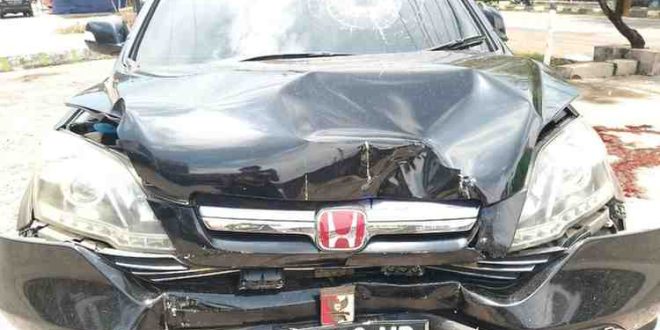 Mobil milik Zombie yang ringsek, setelah dia dikeroyok oknum warga, Jumat (11/10/2024). Foto: Sumselheadline/Ela.