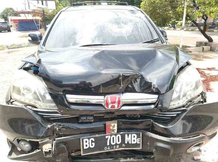 Mobil milik Zombie yang ringsek, setelah dia dikeroyok oknum warga, Jumat (11/10/2024). Foto: Sumselheadline/Ela.
