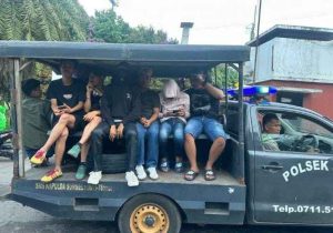 Sejumlah supporter bola diamankan karena membawa miras, Senin (7/10/2024). Foto: Sumselheadline/Ela.