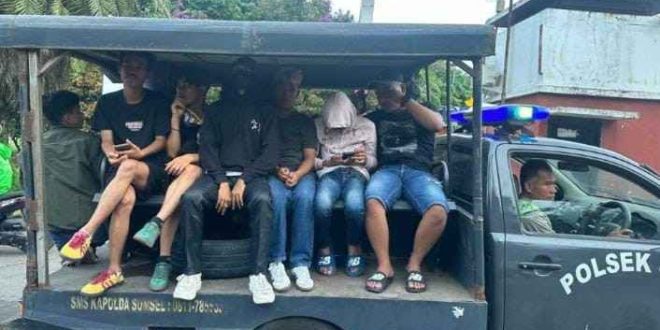 Sejumlah supporter bola diamankan karena membawa miras, Senin (7/10/2024). Foto: Sumselheadline/Ela.