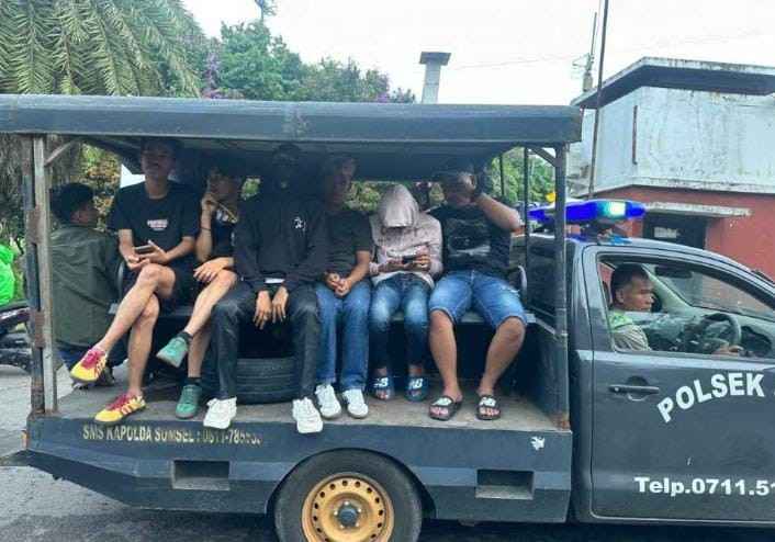 Sejumlah supporter bola diamankan karena membawa miras, Senin (7/10/2024). Foto: Sumselheadline/Ela.