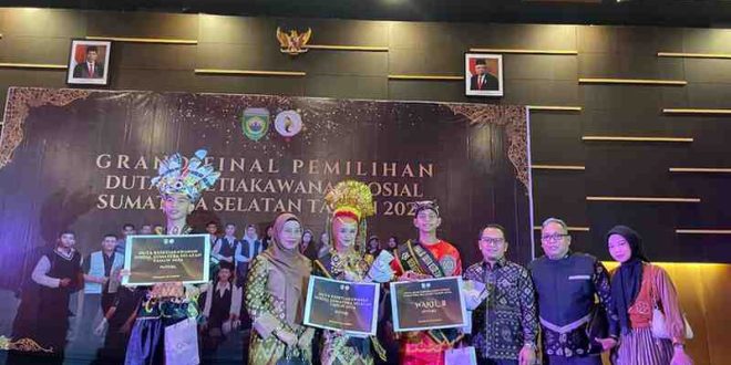 Perwakilan putri berhasil meraih juara I, sementara putra meraih juara III di malam grand final pemilihan Duta kesetiakawanan sosial yang berlangsung di Grand Ballroom Hotel Aston Palembang. Foto: Kominfo Muba.