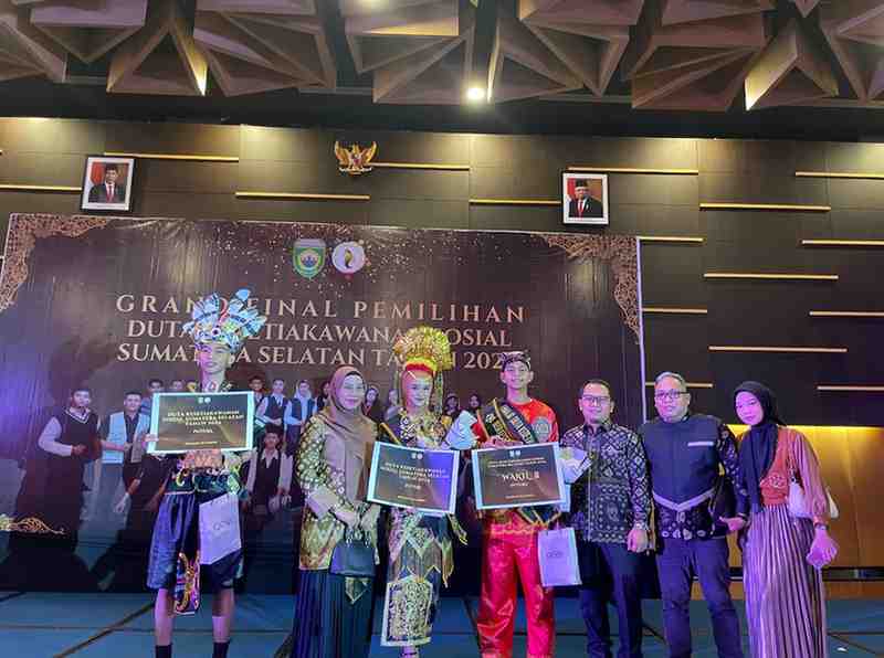 Perwakilan putri berhasil meraih juara I, sementara putra meraih juara III di malam grand final pemilihan Duta kesetiakawanan sosial yang berlangsung di Grand Ballroom Hotel Aston Palembang. Foto: Kominfo Muba.