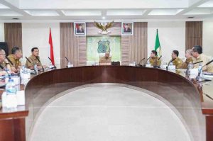 Sekretaris Daerah Kabupaten Musi Banyuasin Drs H Apriyadi MSi saat memimpin Rapat Evaluasi Capaian Monitoring Center for Prevention (MCP) Kabupaten Muba bersama jajaran Perangkat Daerah terkait, di Ruang Rapat Serasan Sekate Pemkab Muba, Selasa (15/10/2024). Foto: Kominfo Muba.