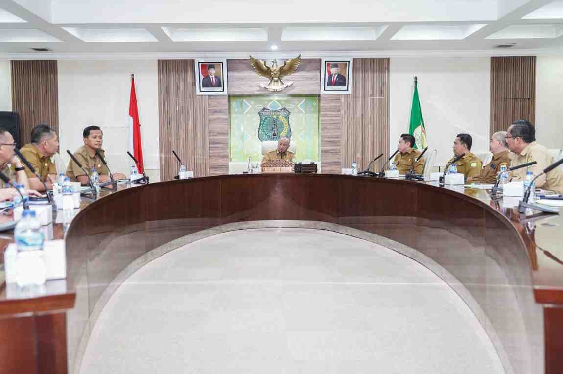 Sekretaris Daerah Kabupaten Musi Banyuasin Drs H Apriyadi MSi saat memimpin Rapat Evaluasi Capaian Monitoring Center for Prevention (MCP) Kabupaten Muba bersama jajaran Perangkat Daerah terkait, di Ruang Rapat Serasan Sekate Pemkab Muba, Selasa (15/10/2024). Foto: Kominfo Muba.