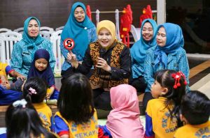 Pj Ketua TP PKK Triana Sandi Fahlepi bersama anak-anak PAUD di Rumah Cinta. Foto: Kominfo Muba.