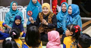 Pj Ketua TP PKK Triana Sandi Fahlepi bersama anak-anak PAUD di Rumah Cinta. Foto: Kominfo Muba.