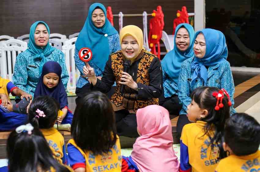 Pj Ketua TP PKK Triana Sandi Fahlepi bersama anak-anak PAUD di Rumah Cinta. Foto: Kominfo Muba.