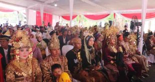 Para peserta nikah massal saat menggelar resepsi di kawasan kambang iwak, Palembang, Selasa (8/10/2024). Foto: Kominfo Palembang.