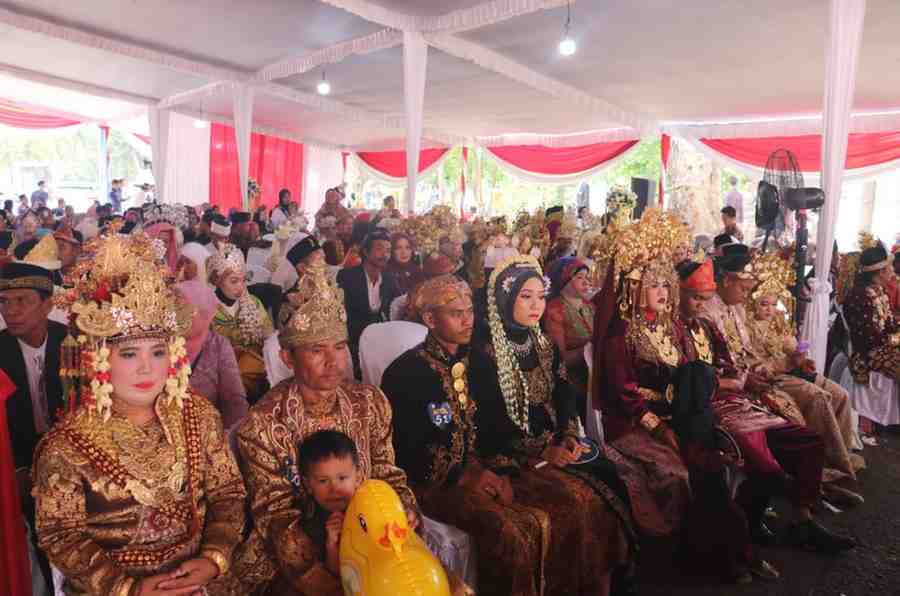 Para peserta nikah massal saat menggelar resepsi di kawasan kambang iwak, Palembang, Selasa (8/10/2024). Foto: Kominfo Palembang.