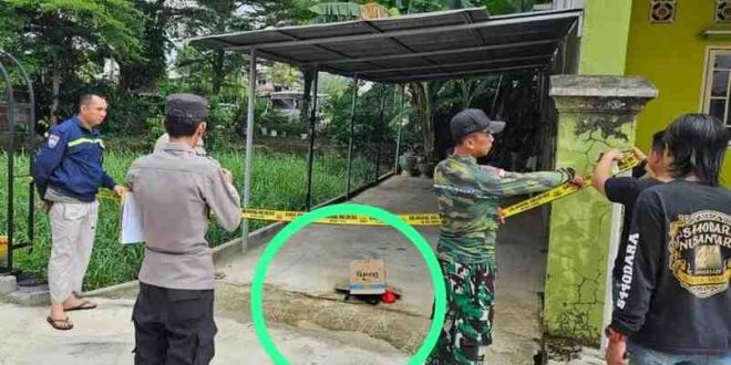 Petugas melakukan olah TKT atas ditemukannya orok bayi, Minggu (6/10/2024). Foto: Sumselheadline/Ela.