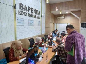 Suasana pelayanan pajak di kantor Bapenda Palembang. Foto: Dok Sumselheadline.