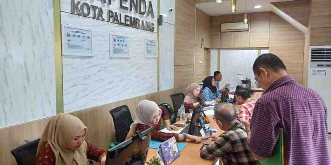 Suasana pelayanan pajak di kantor Bapenda Palembang. Foto: Dok Sumselheadline.