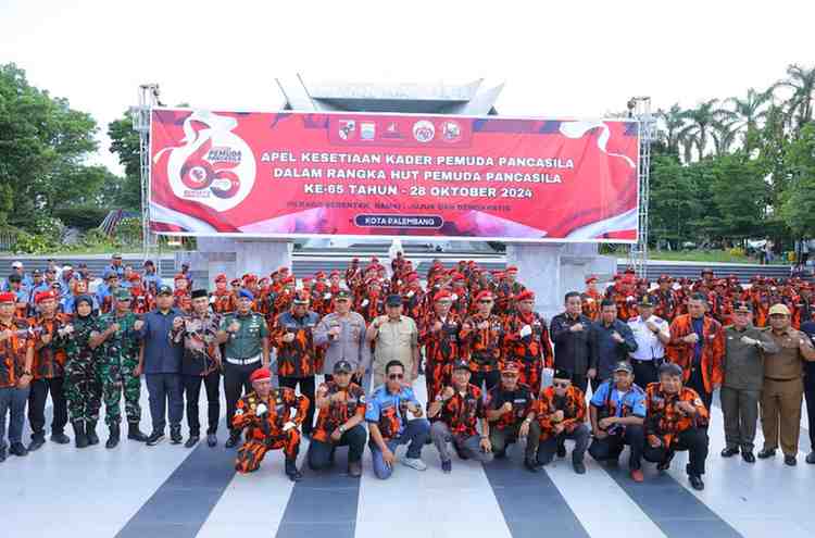 Apel Kesetiaan Pancasila dan Deklarasi Pilkada Damai Tahun 2024 dalam rangka memperingati Hari Sumpah Pemuda dan HUT Pemuda Pancasila di Halaman Monpera, Senin (28/10/2024). Foto: Kominfo Palembang.