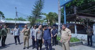 Pj Walikota Palembang, Damenta saat meninjau lokasi parkir di BKB yang banyak dikeluhkan warga, Selasa (22/10/2024). Foto: Kominfo Palembang.