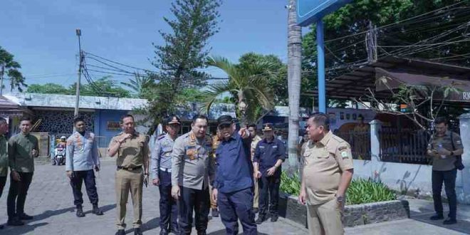 Pj Walikota Palembang, Damenta saat meninjau lokasi parkir di BKB yang banyak dikeluhkan warga, Selasa (22/10/2024). Foto: Kominfo Palembang.