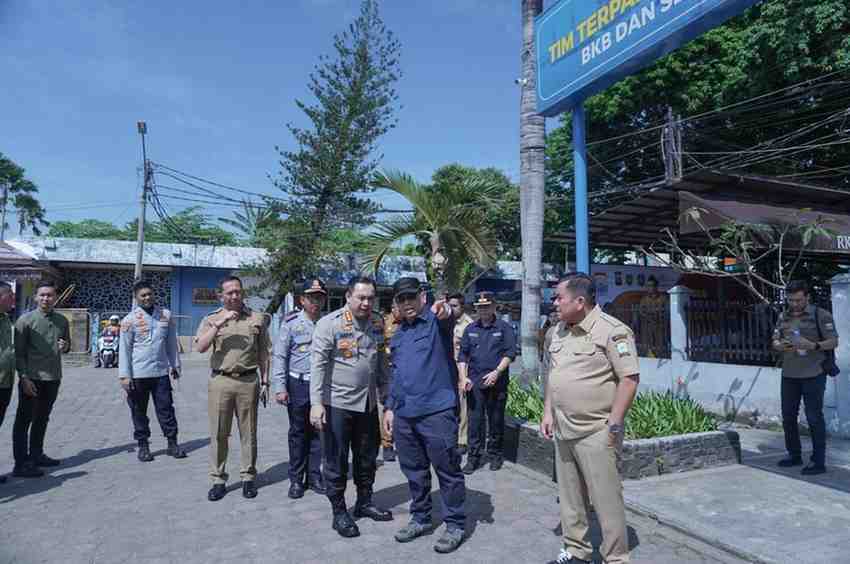 Pj Walikota Palembang, Damenta saat meninjau lokasi parkir di BKB yang banyak dikeluhkan warga, Selasa (22/10/2024). Foto: Kominfo Palembang.