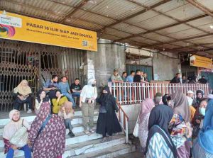 Para pedagang Pasar 16 Ilir Palembang, yang sedang menggelar aksi. Foto: Sumselheadline/Pitria.