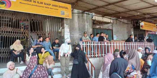 Para pedagang Pasar 16 Ilir Palembang, yang sedang menggelar aksi. Foto: Sumselheadline/Pitria.