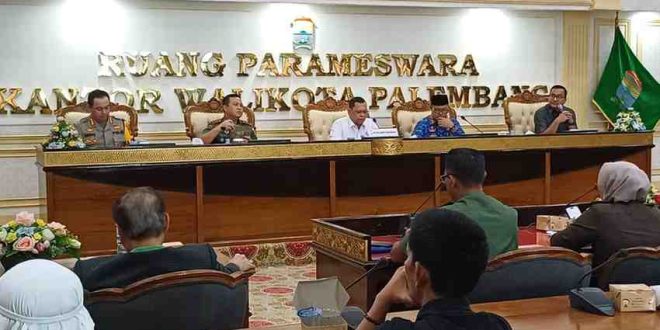 Suasana rapat perwakilan pedagang Pasar 16 Ilir Palembang dengan pejabat terkait. Foto: Dok Sumselheadline.