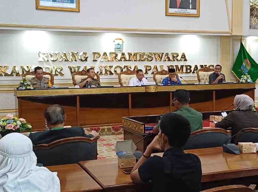 Suasana rapat perwakilan pedagang Pasar 16 Ilir Palembang dengan pejabat terkait. Foto: Dok Sumselheadline.