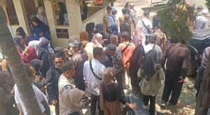 Para pedagang yang mendatangi Polda Sumsel, melaporkan pengembang Pasar 16 Ilir Palembang, Ravu (16/10/2024). Foto: Sumselheadline/Ela.